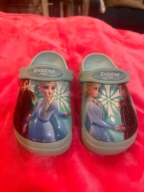 CROCS Kids Frozen II Light Blue Character Clogs